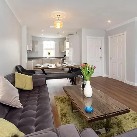 Thomas, Off Leeman Road, Sleeps 9 * York
