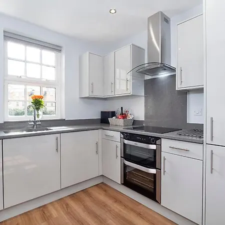 Thomas, Off Leeman Road, Sleeps 9 Holiday home