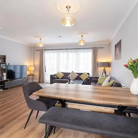 Thomas, Off Leeman Road, Sleeps 9 *