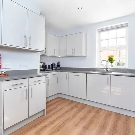 Thomas, Off Leeman Road, Sleeps 9 * York