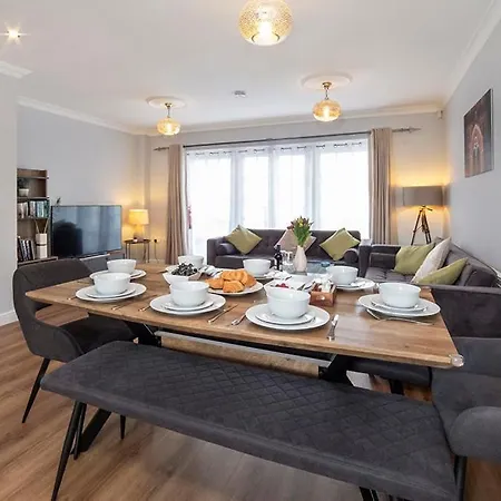 Thomas, Off Leeman Road, Sleeps 9