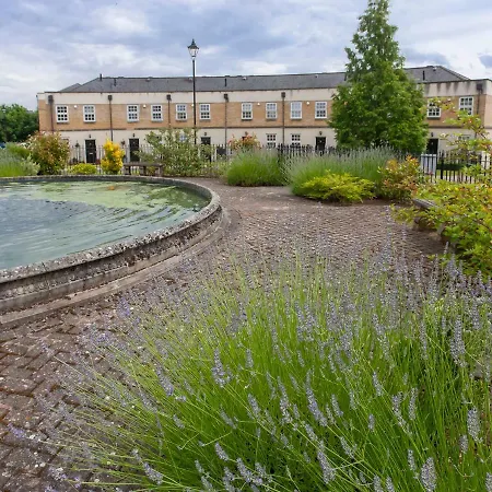 Thomas, Off Leeman Road, Sleeps 9 York