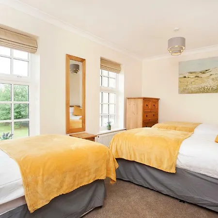 Thomas, Off Leeman Road, Sleeps 9 York