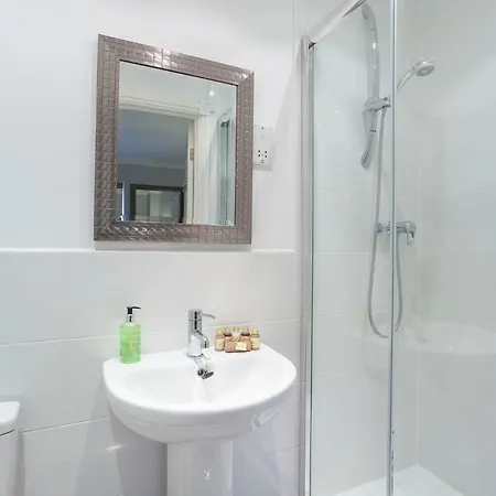 Thomas, Off Leeman Road, Sleeps 9