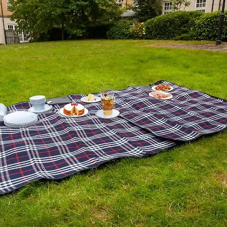 Thomas, Off Leeman Road, Sleeps 9 * York