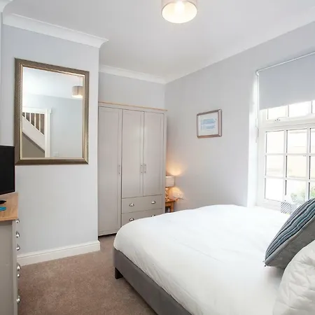 Thomas, Off Leeman Road, Sleeps 9 Holiday home