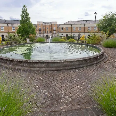 Thomas, Off Leeman Road, Sleeps 9 * York