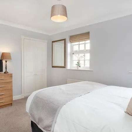 Holiday home Thomas, Off Leeman Road, Sleeps 9